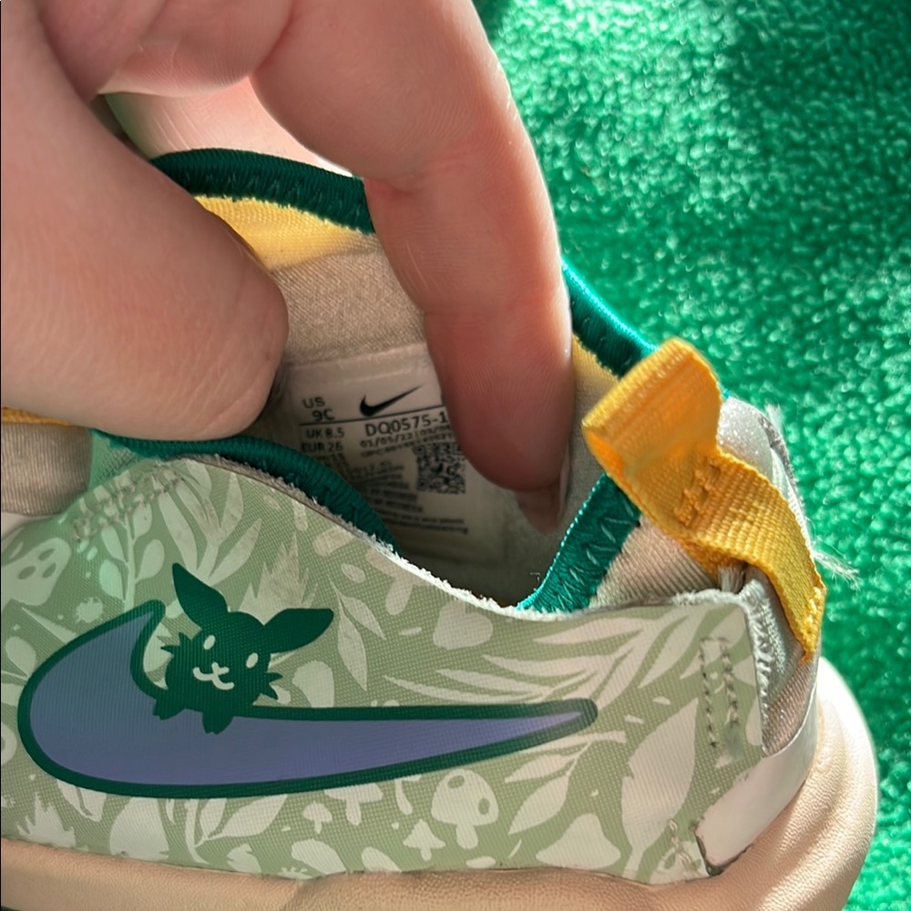 Nike Kids Shoes - Green and White - Picture 2 of 7